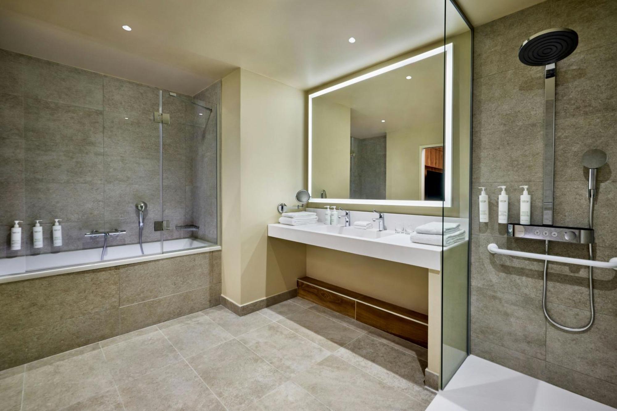 Courtyard By Marriott Lyon Eurexpo Stadium Genas Exterior foto